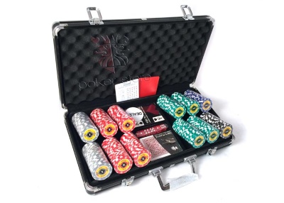 Набор для покера Crown 300 фишек Номиналы 1, 5, 10, 50, 100
Сумма номиналов = 5300